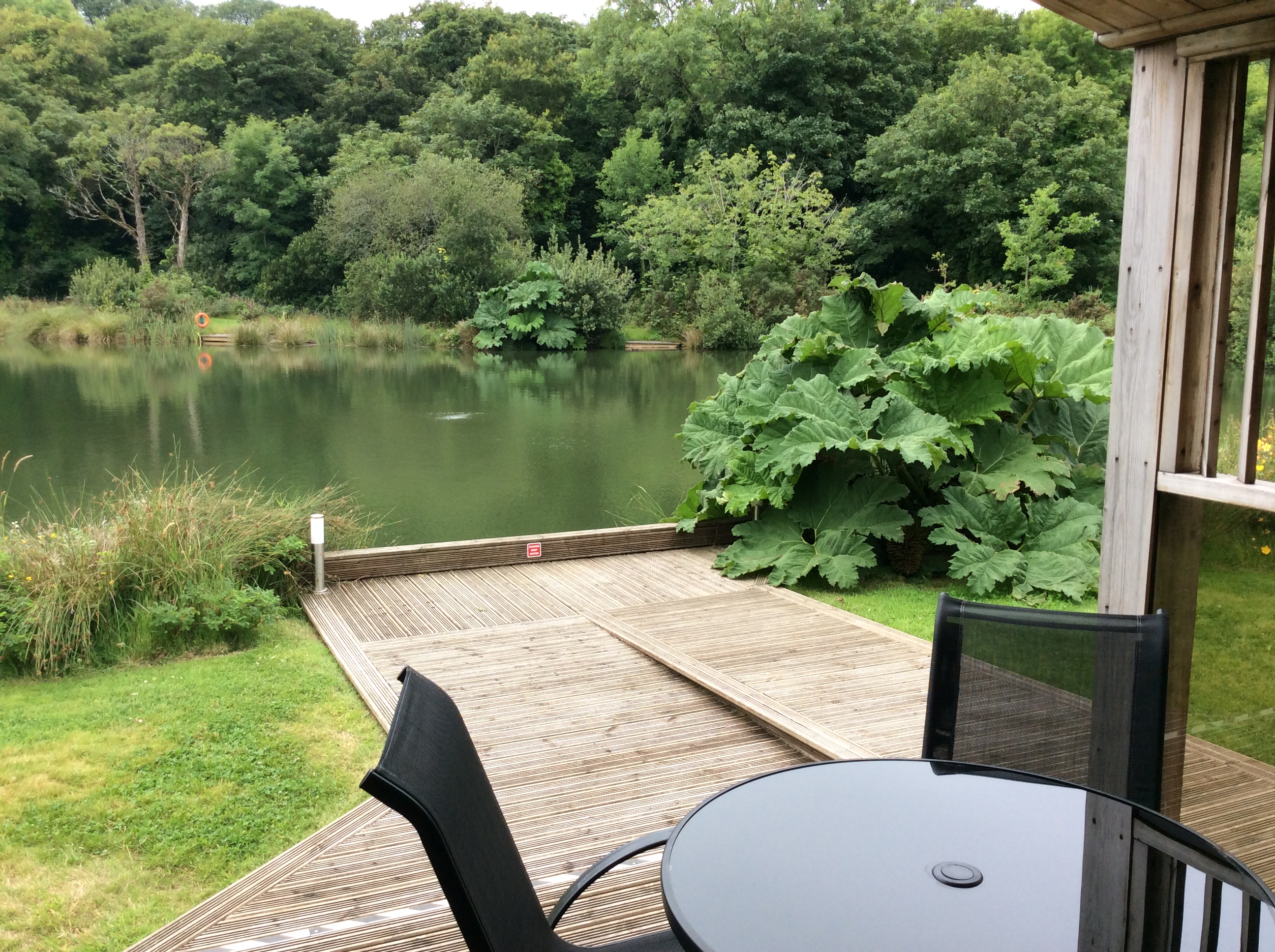 Dine outside Woodpecker Lodge