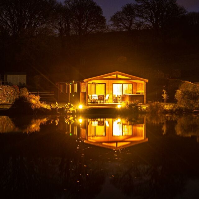 Nanpusker lodges reflections.